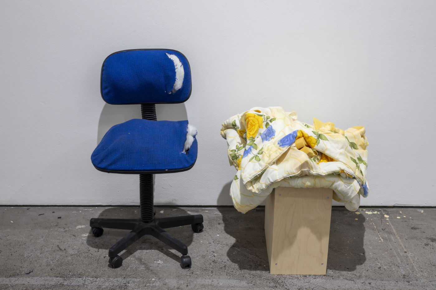 Nestori Syrjälä_GUT SWAP(OFFICE CHAIR & BLANKET), 2026_kuva Anna Autio.jpg